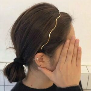 Elegant Gold Wave Hairband